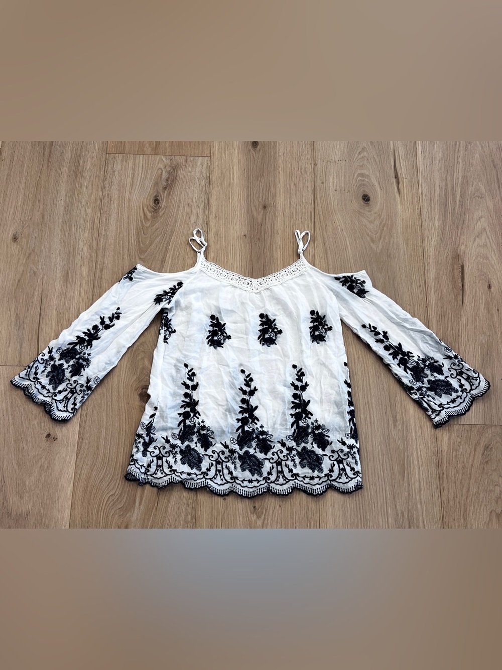 Chocolate USA White Embroidered Cold Shoulder Boho Top | Crochet Neckline Size M
